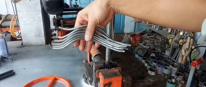 Hvordan lage en metallkurv fra stenger ved hjelp av et håndverktøy