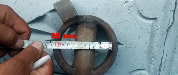 Hur man gör en manuell rörbockare av ett gammalt lager och en rörbit