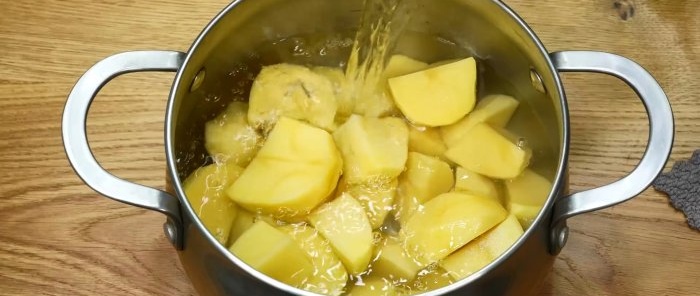 Nehmen Sie eine Kartoffel und eine leere Flasche und bereiten Sie ein tolles und einfaches Gericht zu, das jedem schmeckt.