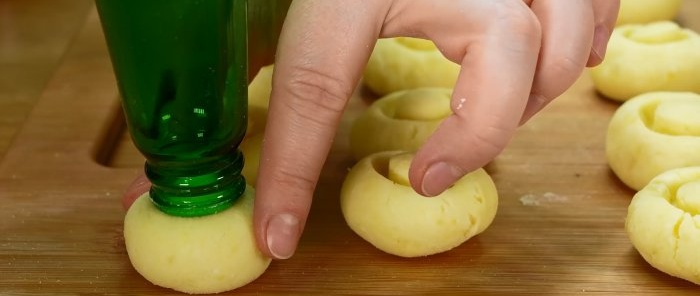 Nehmen Sie eine Kartoffel und eine leere Flasche und bereiten Sie ein tolles und einfaches Gericht zu, das jedem schmeckt.