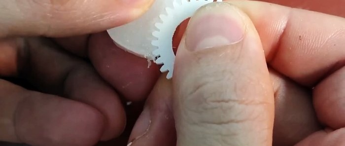 Hogyan lehet megbízhatóan helyreállítani a sérült műanyag fogaskerekek fogait