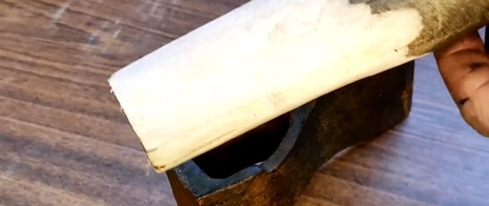 Sådan fastgøres en økse til et økseskaft ved hjælp af gummi
