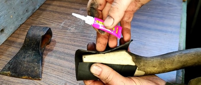Cómo fijar un hacha al mango de un hacha usando goma