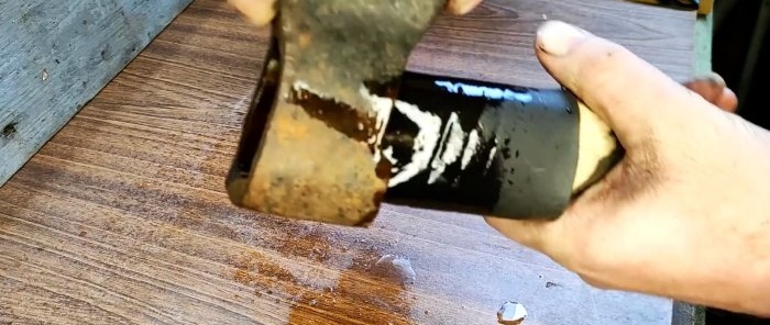 Hur man fäster en yxa på ett yxskaft med hjälp av gummi