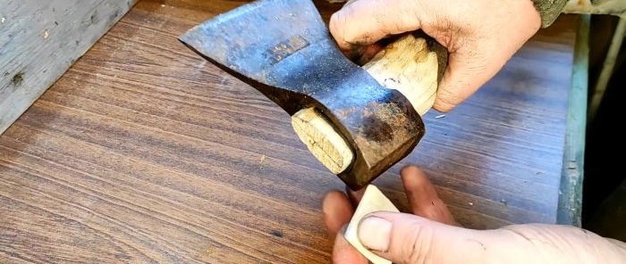 Cara memasang kapak pada pemegang kapak menggunakan getah