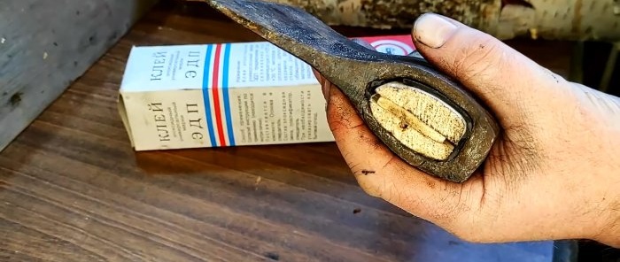 Как да прикрепите брадва към дръжка на брадва с помощта на гума