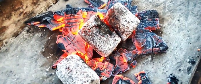 Како направити дуготрајне брикете од дрвеног угља
