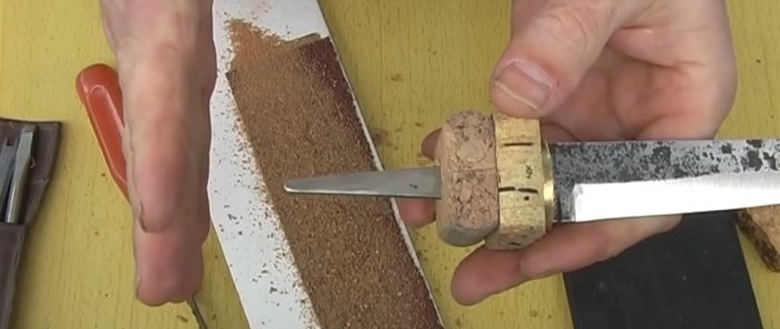 Sådan laver du et knivskaft af propper