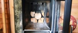 Cara meletakkan kayu api untuk pembakaran lama dengan kecekapan maksimum