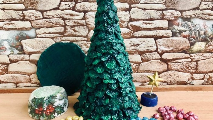 Albero di Natale realizzato con la confezione delle uova