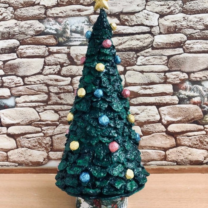 Albero di Natale realizzato con la confezione delle uova