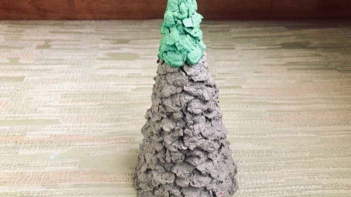 Árbol de Navidad hecho de envases de huevos.