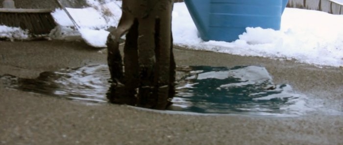 Réparation rapide du toit sous la neige et la pluie