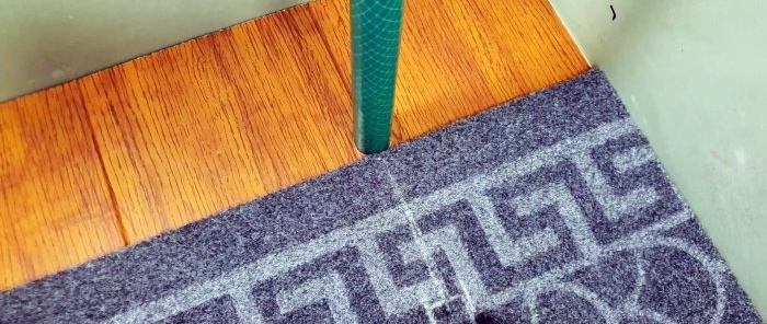 Hogyan lehet ideálisan körbevenni egy csövet szőnyeggel vagy linóleummal