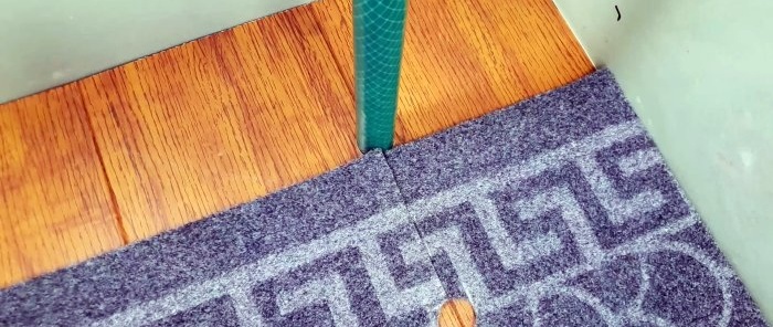 Hoe je een pijp idealiter kunt omringen met tapijt of linoleum