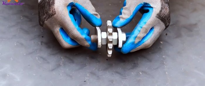 Како направити шкрипац користећи делове бицикла