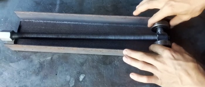 كيفية صنع رافعة لولبية من المواد المتاحة