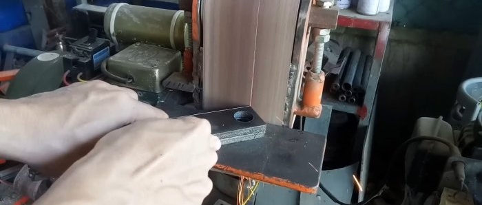 Wie man aus verfügbaren Materialien ein Spindelhubgetriebe herstellt