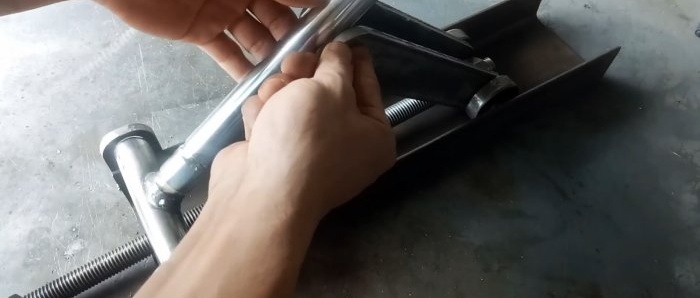 Cum se face un cric cu șurub din materialele disponibile