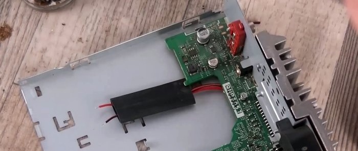 Hur man uppdaterar en gammal radio med Bluetooth-installation