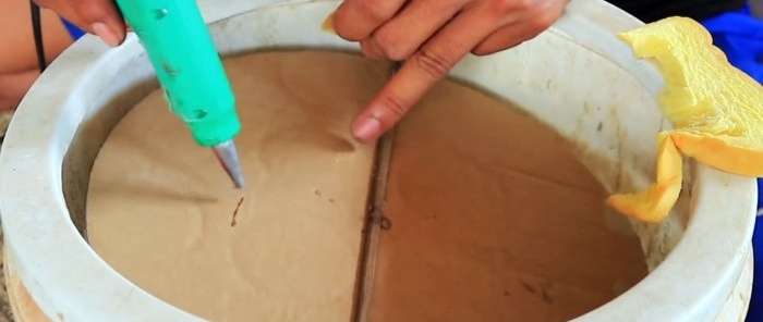 Cómo hacer una trampa para ratones con un cubo de plástico.