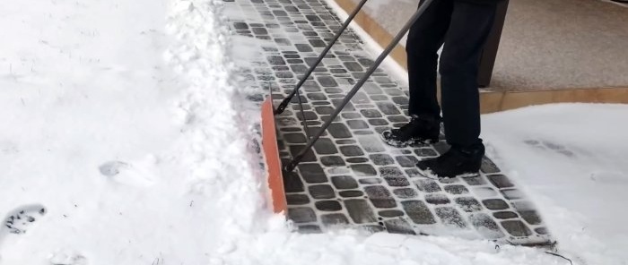 How to make a practical and convenient snow scraper from available materials