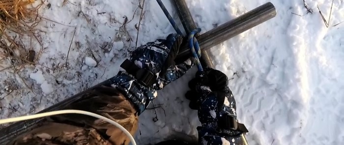 No winch Lifehack How to pull out a stuck vehicle using two pipes and a rope