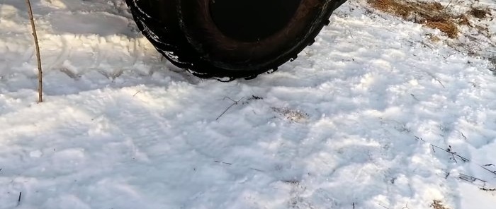 No winch Lifehack How to pull out a stuck vehicle using two pipes and a rope