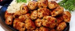 Shish kebab sem espetos e grelhado em uma frigideira