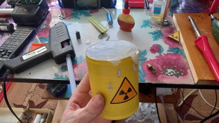 Paano gumawa ng kahanga-hangang lampara Radioactive barrel