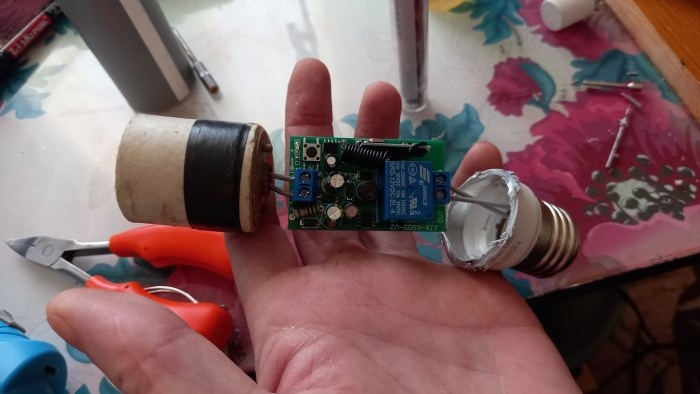 Cómo hacer un casquillo para una lámpara de habitación con un mando a distancia de 220V