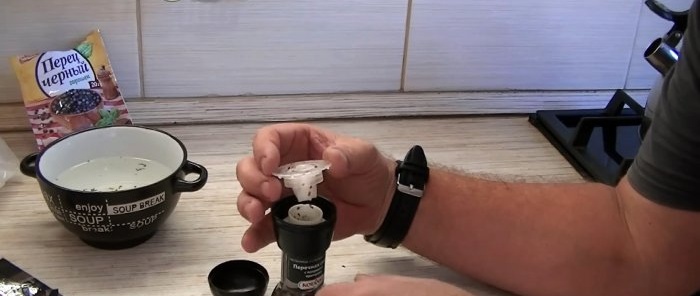 3 façons d'ouvrir un moulin à épices jetable