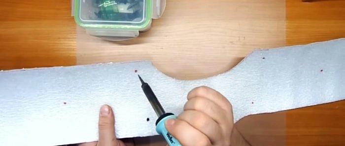 Jak připevnit izolaci na mřížku chladiče pomocí klipů z PET lahve