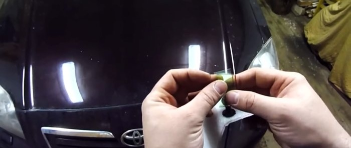 Hur man fäster isolering på en kylargrill med clips från en PET-flaska