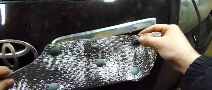 Come fissare l'isolamento alla griglia del radiatore utilizzando le clip di una bottiglia in PET
