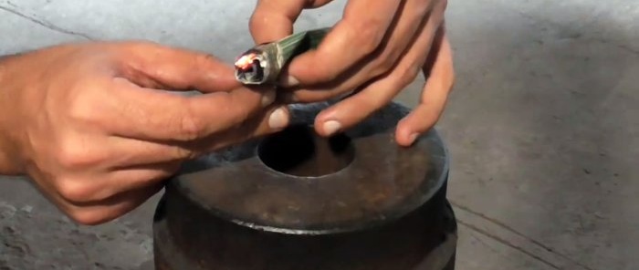 Comment allumer un feu avec un clou ordinaire