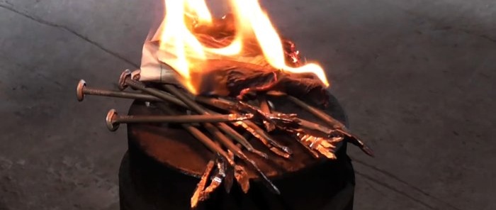 Hoe je een vuur kunt maken met een gewone spijker