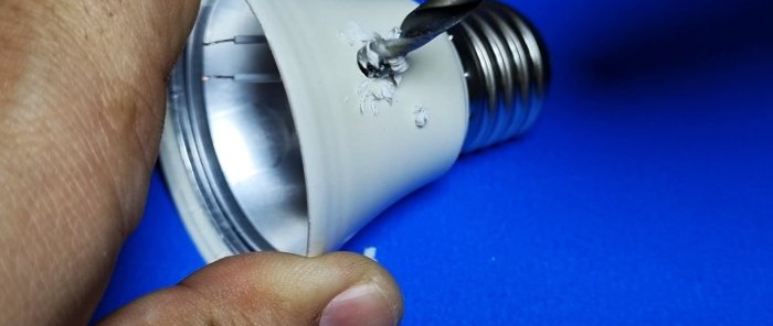 كيفية صنع مصباح LED أوتوماتيكي من مصباح عادي