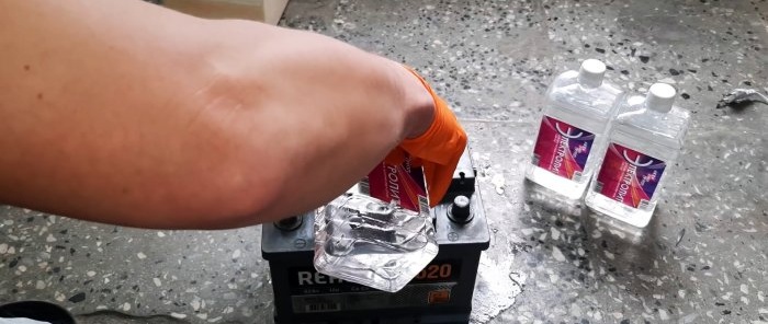 Bagaimana untuk memulihkan bateri dengan baking soda