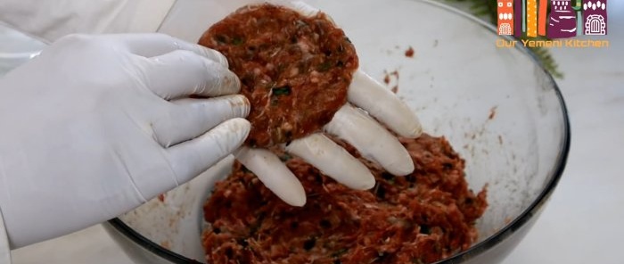 Egy egyszerű és finom recept a török ​​kebab kofta elkészítéséhez tűz és sütő nélkül