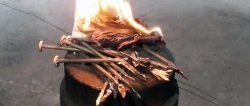 Как да запалите огън с обикновен пирон