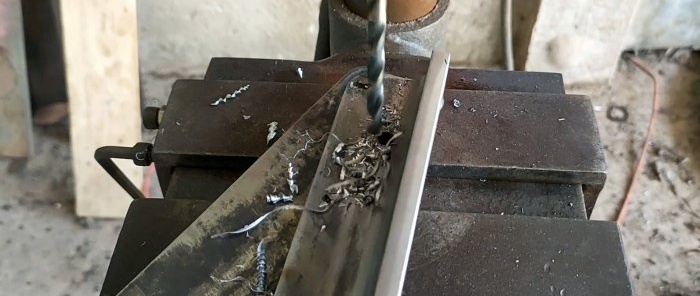 Cara membuat gunting pemotong logam lembaran daripada galas
