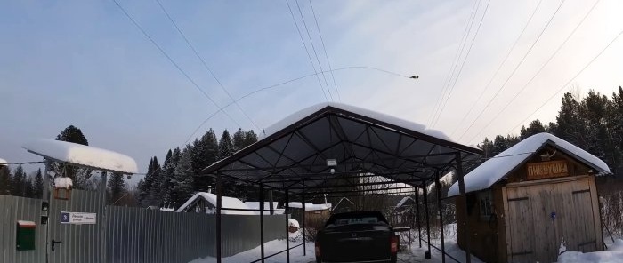 Come rimuovere la neve da un tetto alto solo con una normale corda