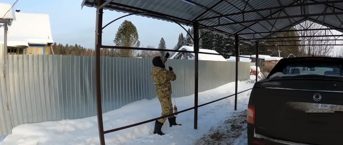 Hur man röjer snö från ett högt tak enbart med ett vanligt rep