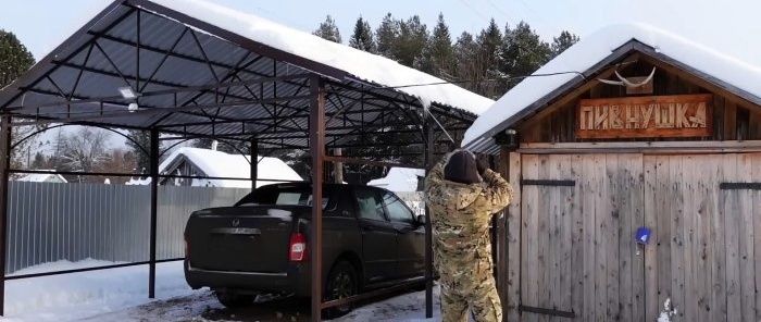 Πώς να καθαρίσετε το χιόνι από μια ψηλή οροφή μόνο με ένα συνηθισμένο σχοινί