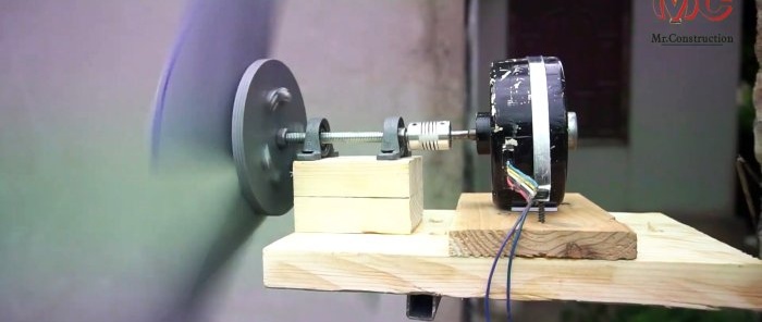 Jak vyrobit větrný generátor z improvizovaných materiálů