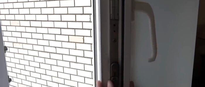 La maniglia dell'anta in plastica della finestra non gira completamente Come ripararla