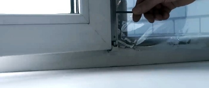 A alça do caixilho da janela de plástico não gira completamente Como consertar