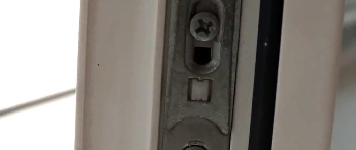 A alça do caixilho da janela de plástico não gira completamente Como consertar