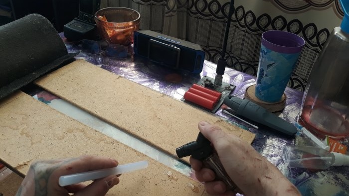 Πώς να φτιάξετε ένα ξύσιμο και να εκπαιδεύσετε ένα ζώο να το χρησιμοποιεί